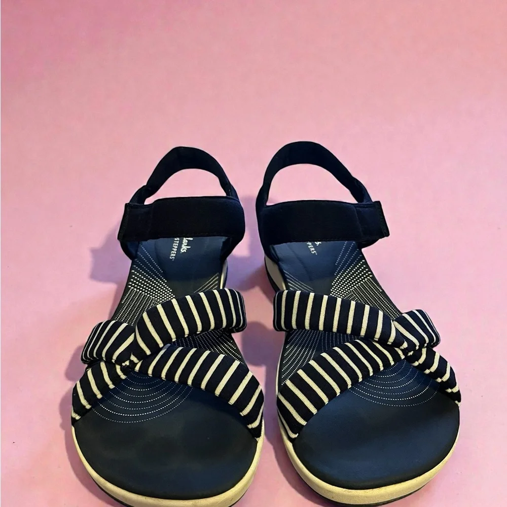 Clark’s Cloud steppers navy blue and cream sandals size 10